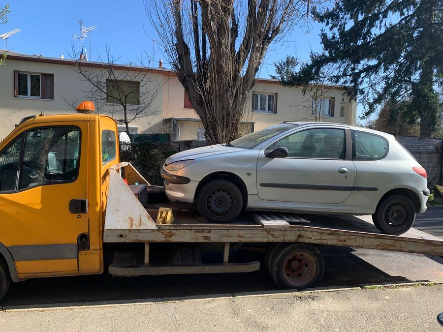 Peugeot 206 grise chargée sur le plateau, enlèvement devant un pavillon